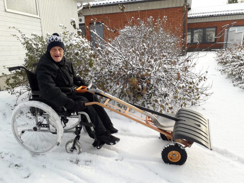 Vanhempi pitää lasta sylissä ja halaa. Lapsi hymyilee.