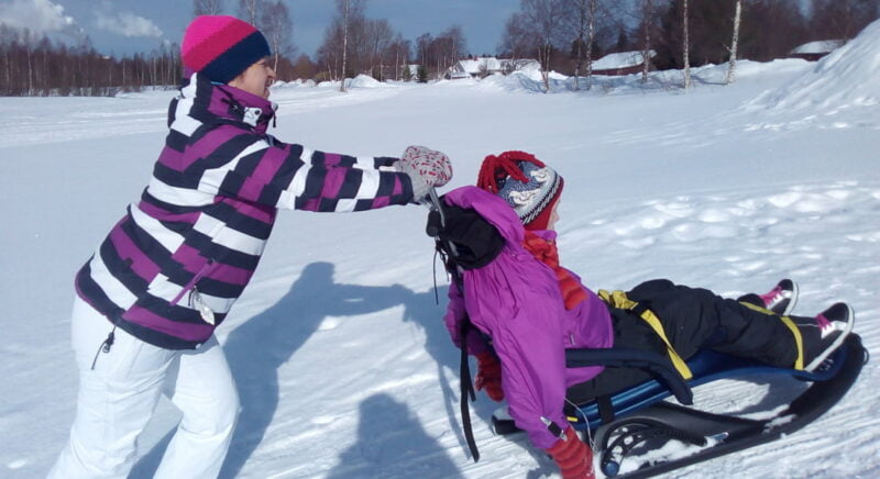 Kaksi henkilöä potkukelkkailee