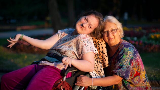 Kuvassa kaksi naista