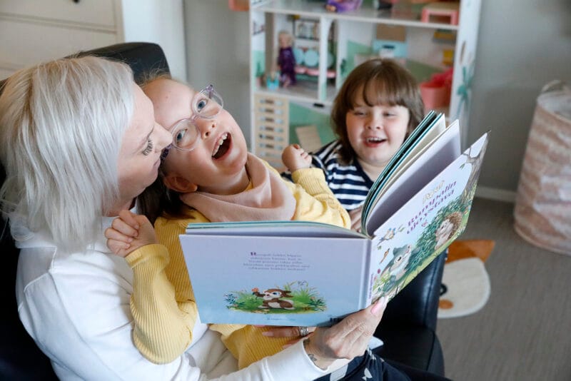 Tukena Hippenhelmi Tärkeintä on kiireetön läsnäolo lasten kanssa. Satukirjaa lukevat Leena Aaltonen, Venla ja Penni.