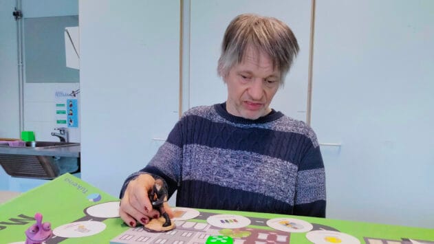 henkilö pelaa lautapeliä