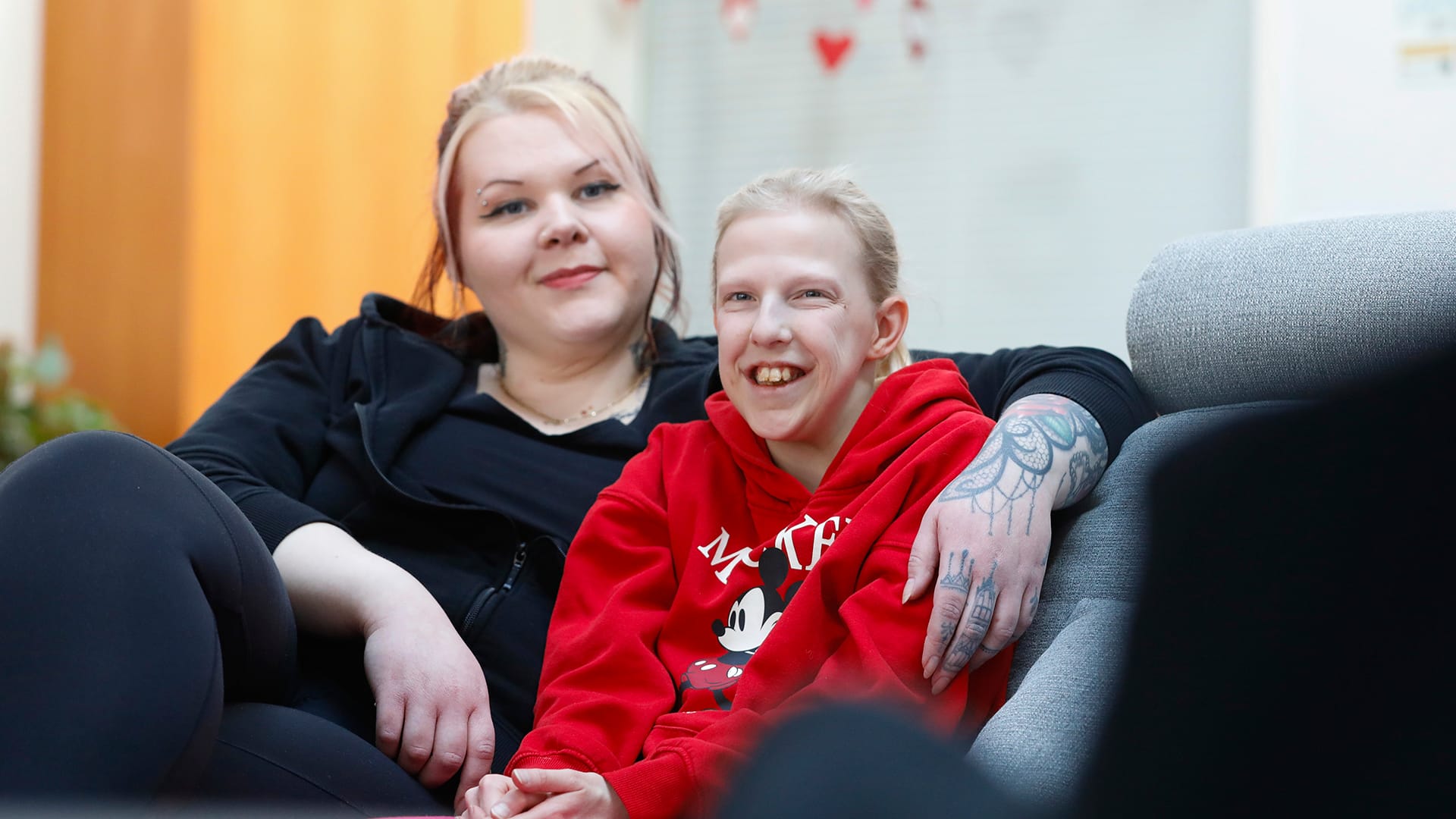 Nuori omassa kodissaan ohjaajan kanssa