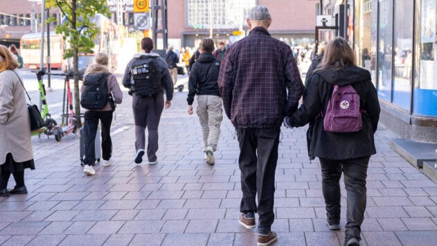 Ihmisiä kaupungilla