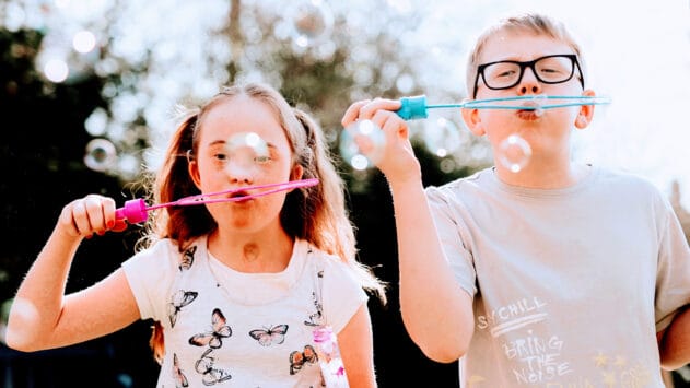 Lapset puhaltavat saippuakuplia