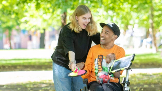 Nuori tutustumassa työelämään