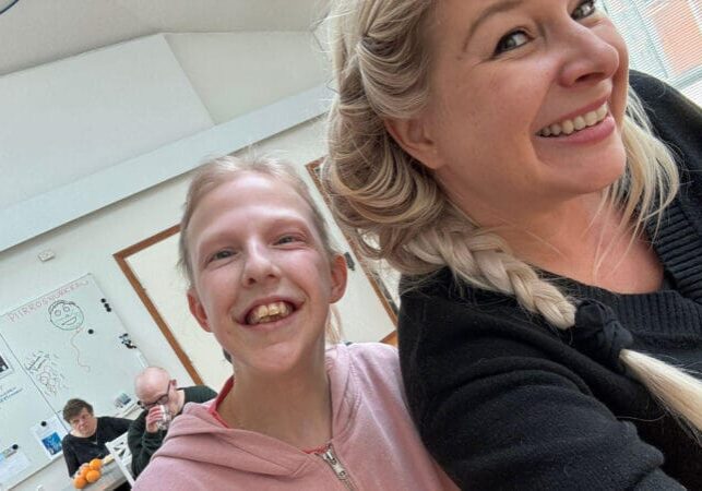 Mari Pietarinen tutustuu palveluyksikön arkeen