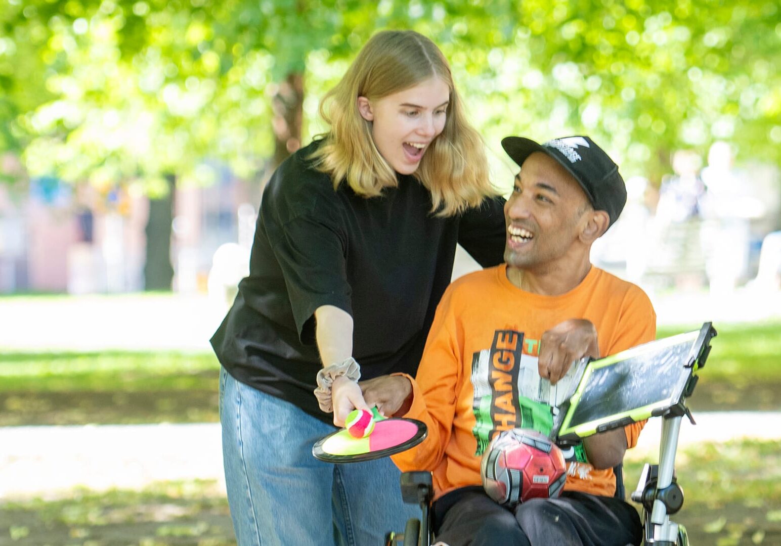 Nuori tutustumassa työelämään